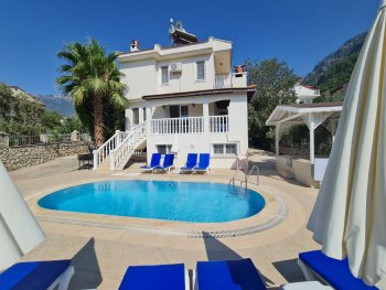 6 Bedroom Detached Villa
